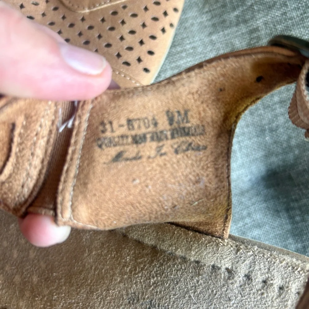 Easy Street Tan Soft Comfort Low Wedge Leather Sandal Size 9 Summer vacation - Picture 5 of 7